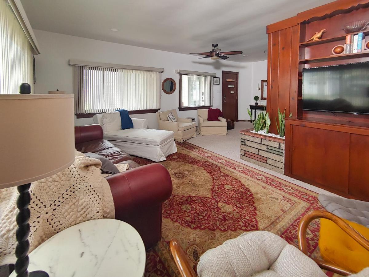 Huge historic, w/large yard & close to beach - Housity