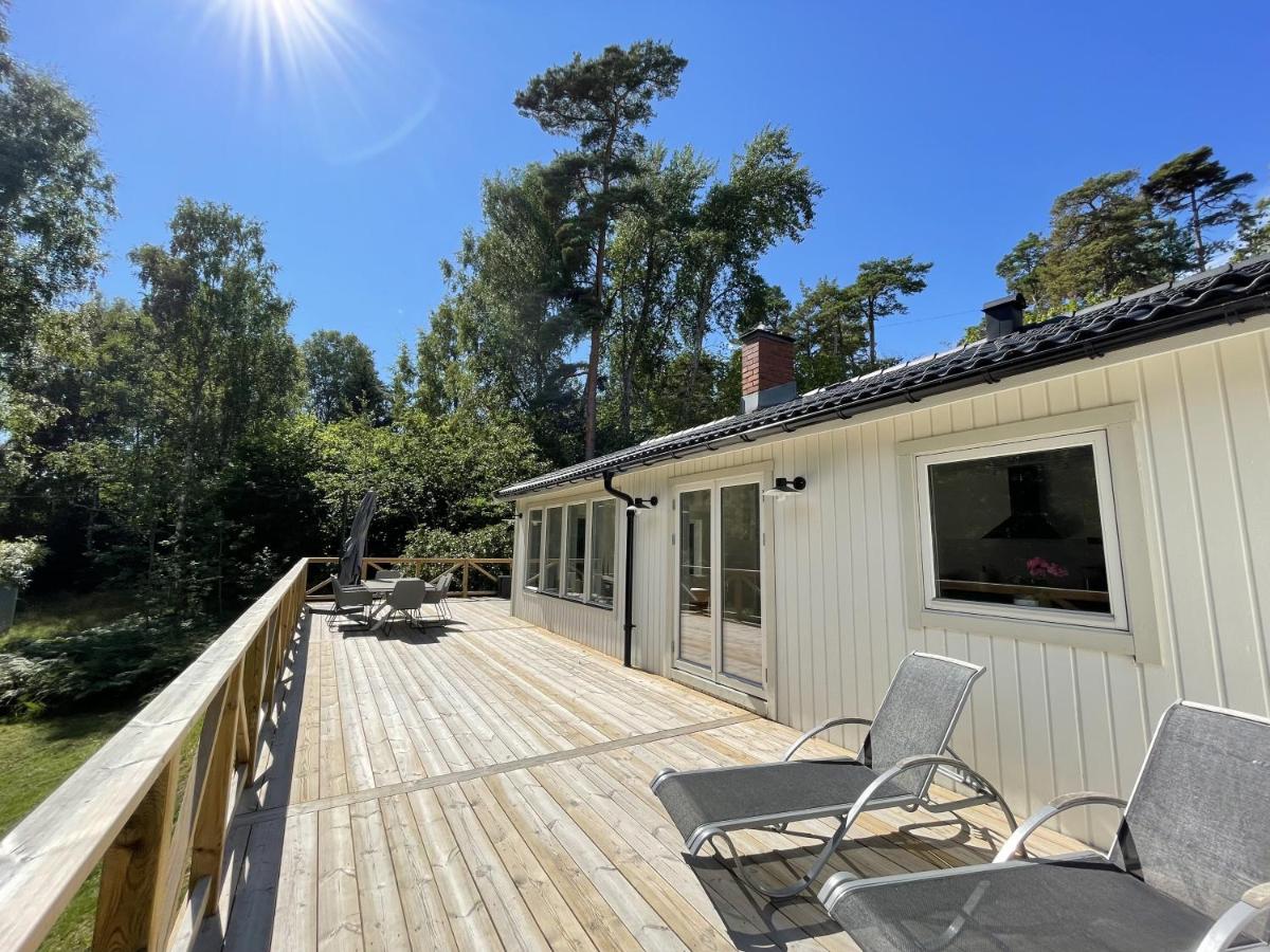 Stockholm archipelago with pool, boat and bikes - Housity