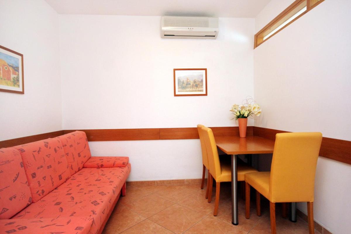 Apartments with a parking space Baska Voda, Makarska - 10027 - Housity