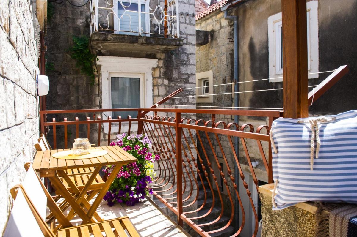 Apartments by the sea Kastel Stafilic, Kastela - 10264 - Housity