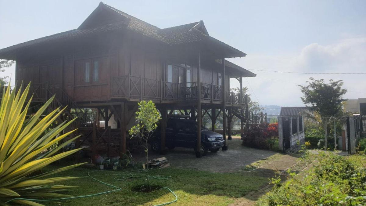 Rumah Kayu Sumberrejo - Housity