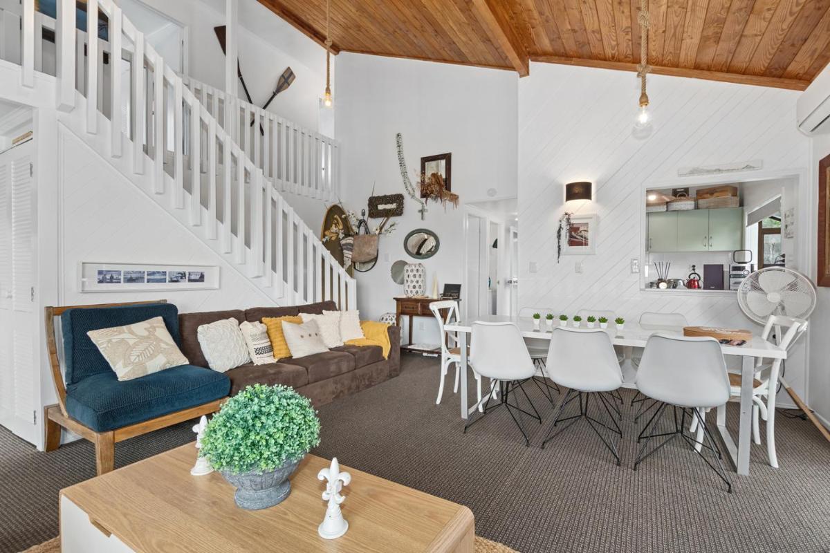 The Family Bach - Cable Bay Holiday Home - Housity