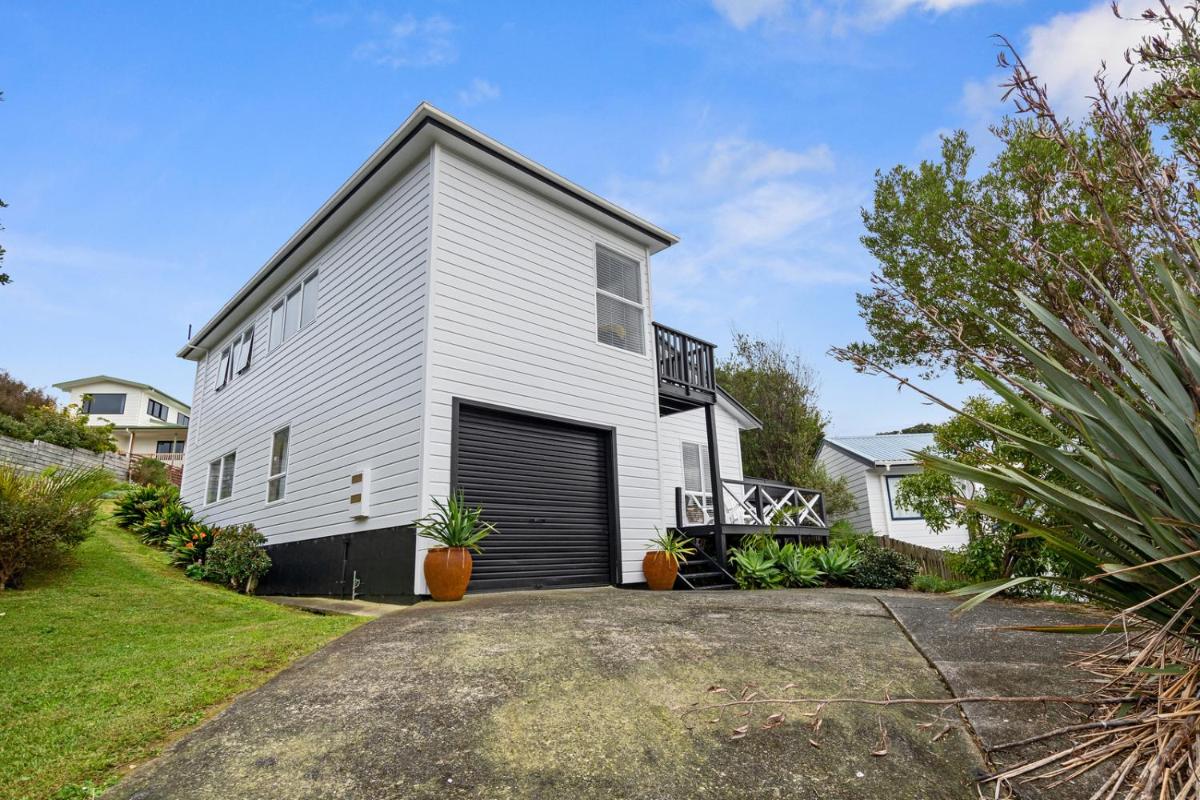 The Family Bach - Cable Bay Holiday Home - Housity