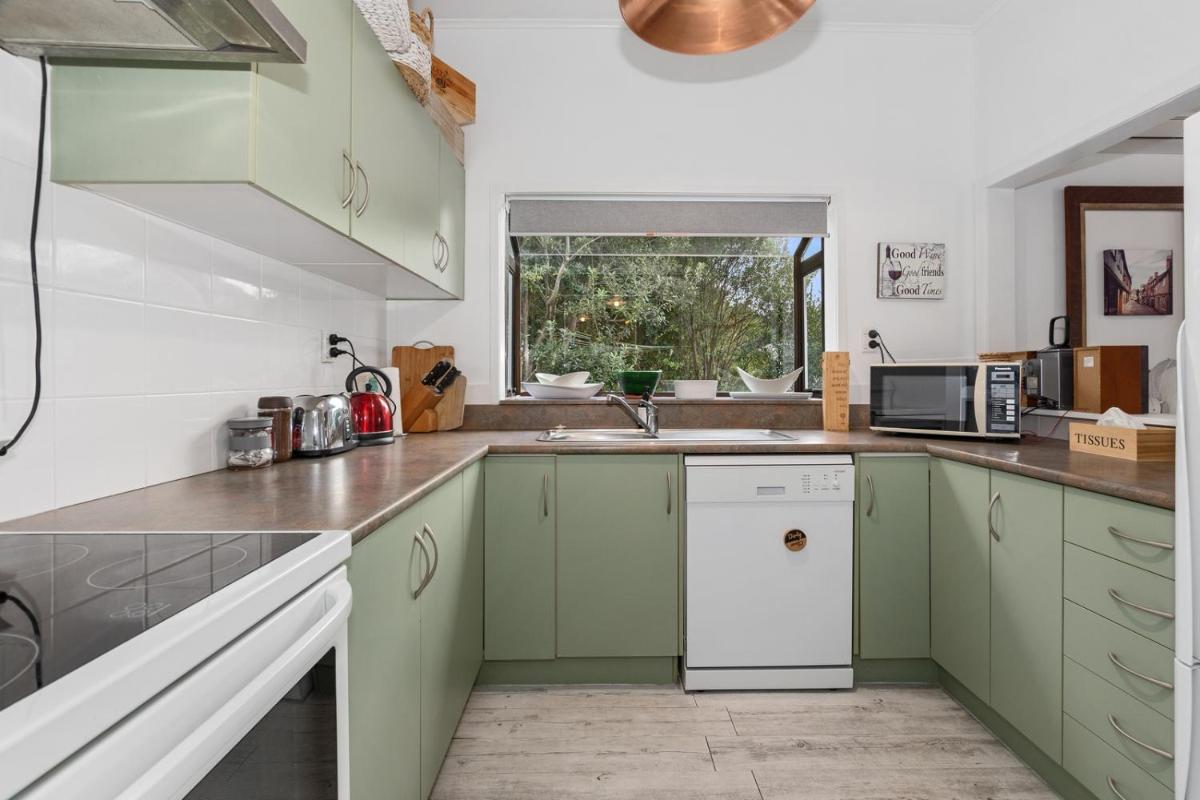 The Family Bach - Cable Bay Holiday Home - Housity