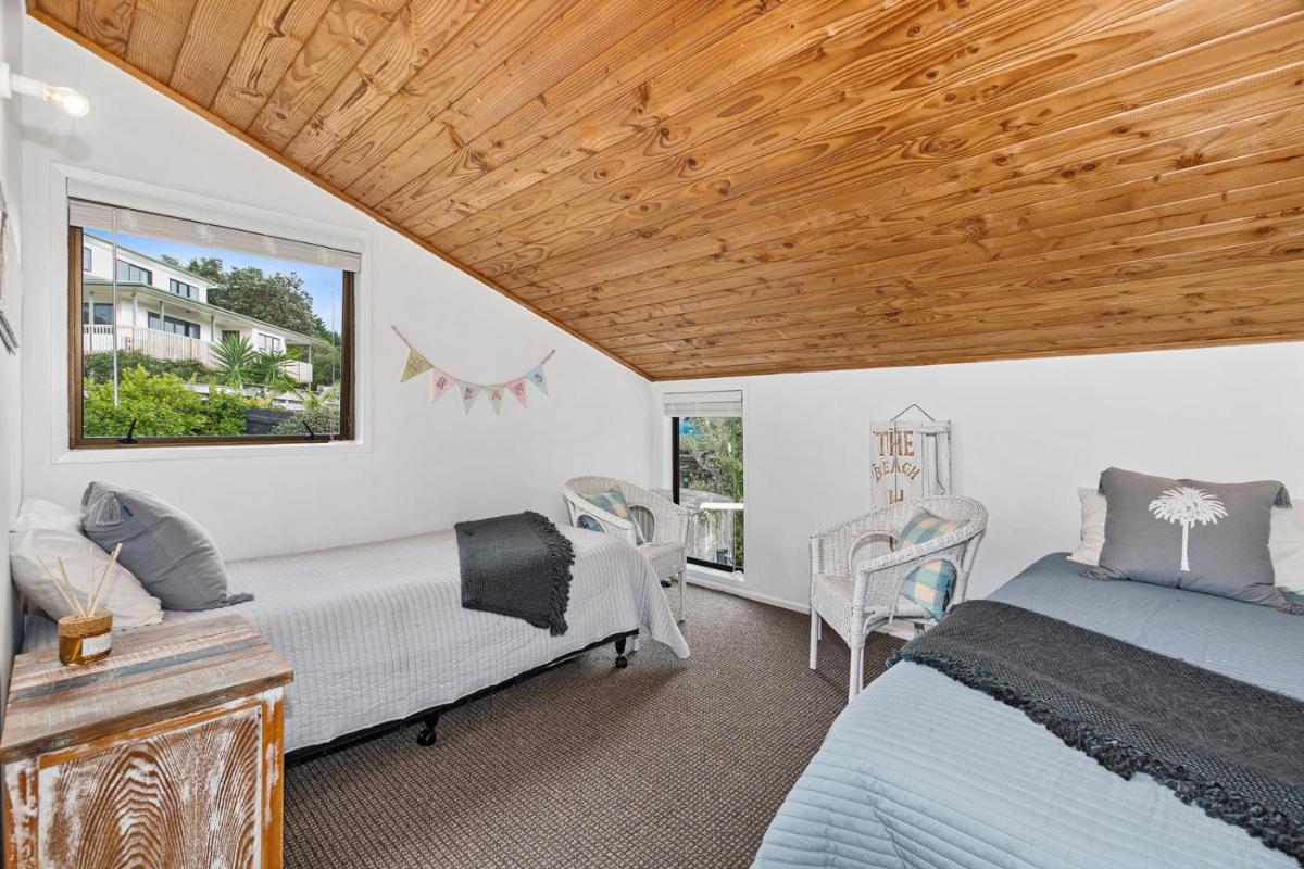Suitetrails - The Family Bach - Cable Bay Holiday Home