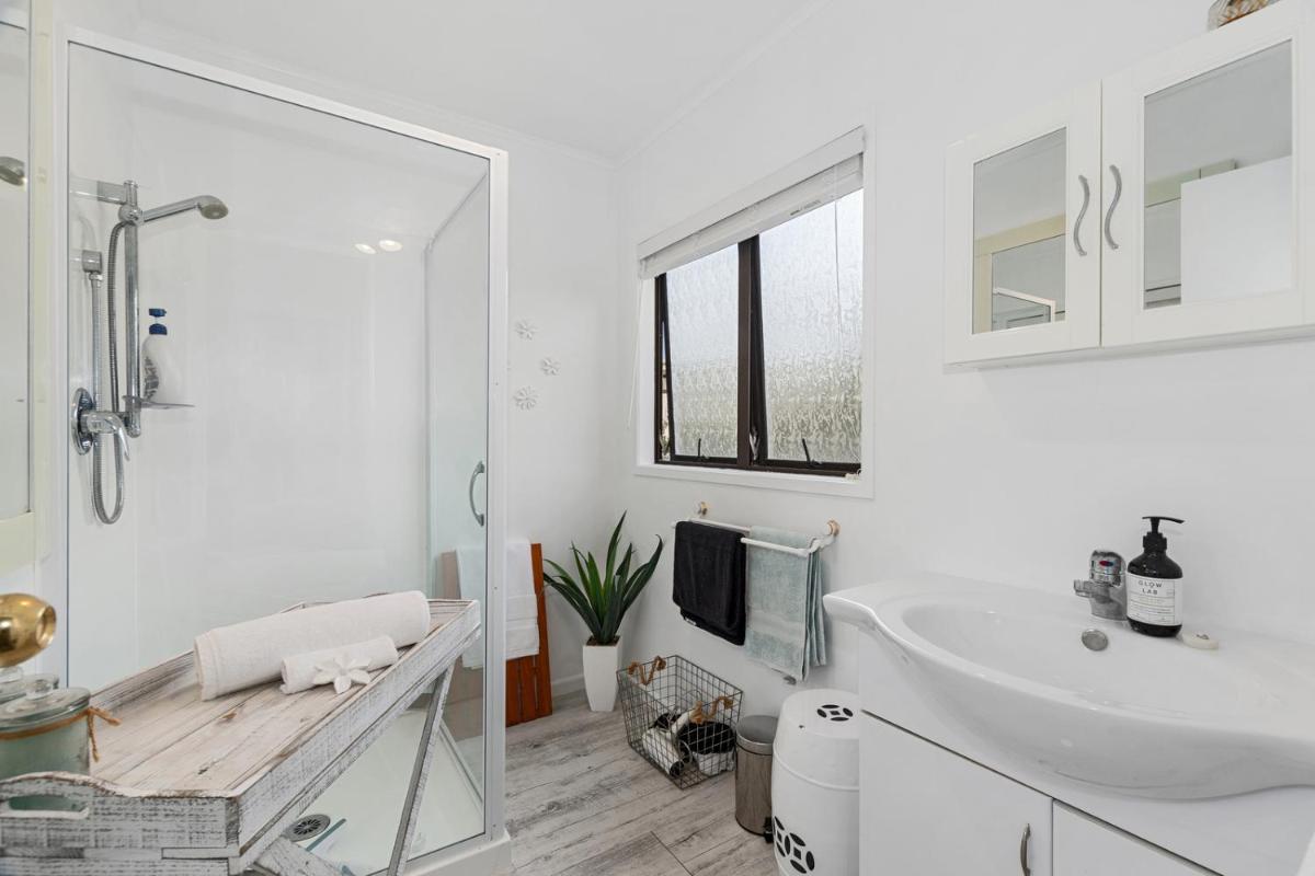Suitetrails - The Family Bach - Cable Bay Holiday Home