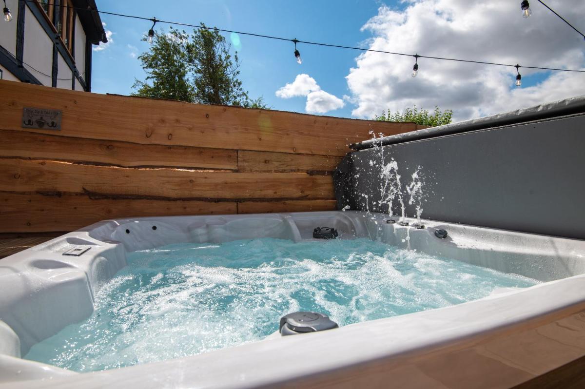 Bramble Cottage - Cosy 2 Bed With Deluxe HOT TUB & Log Burner - Housity