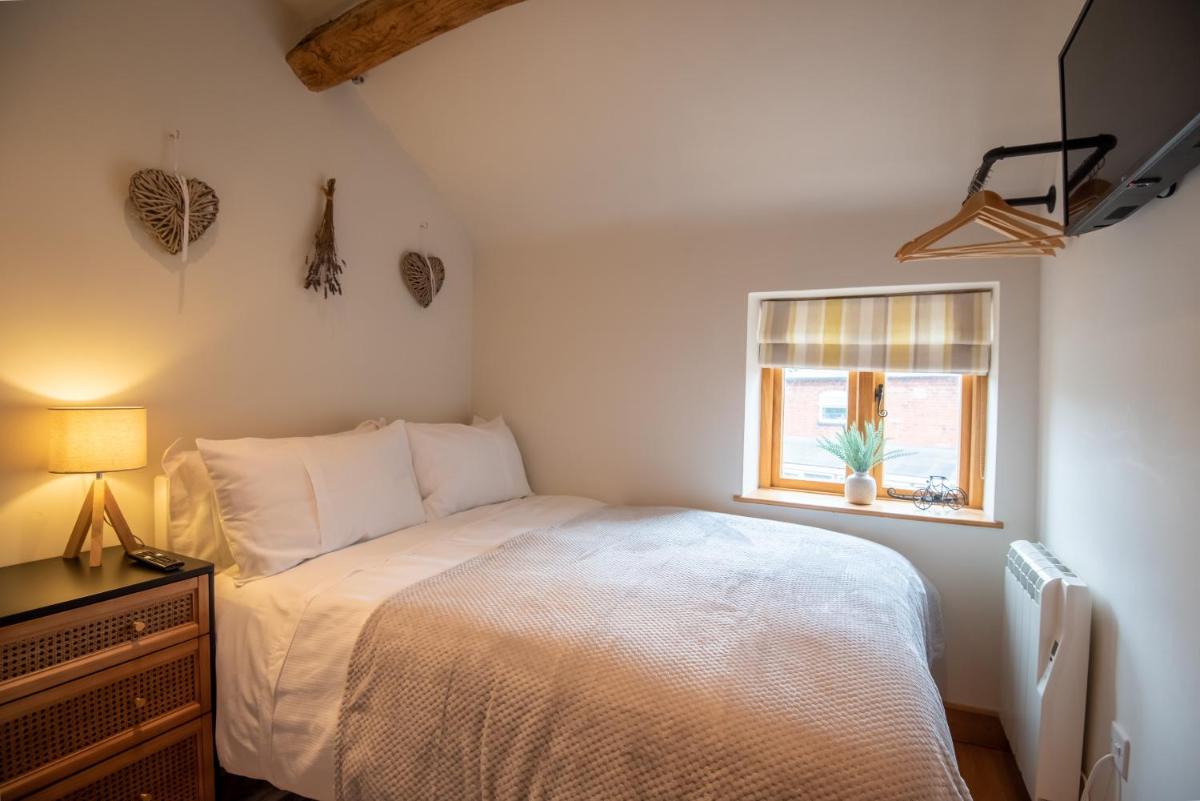 Bramble Cottage - Cosy 2 Bed With Deluxe HOT TUB & Log Burner - Housity