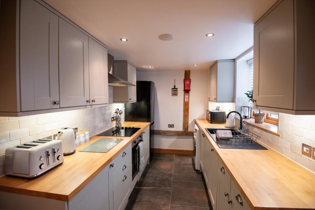 Bramble Cottage - Cosy 2 Bed With Deluxe HOT TUB & Log Burner - Housity