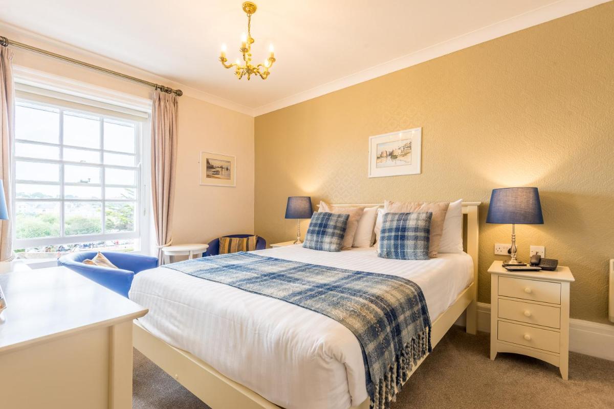 The Falcon Hotel - Housity