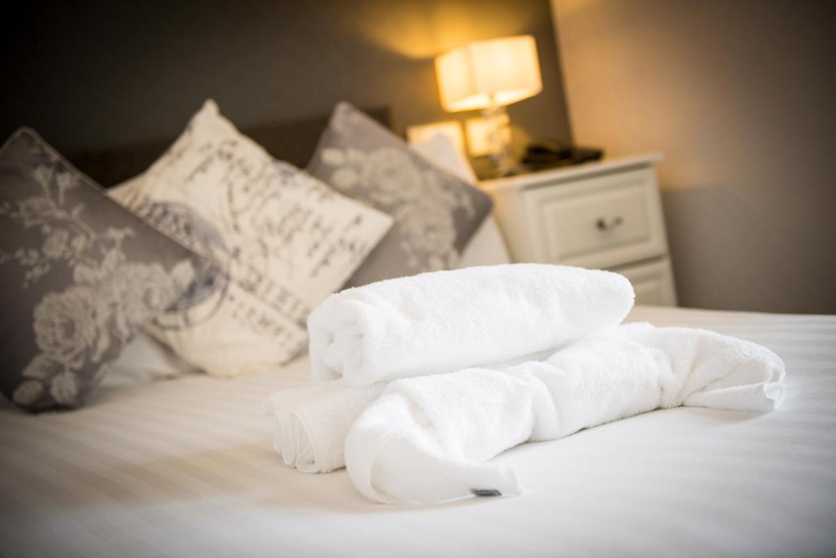 The Falcon Hotel - Housity