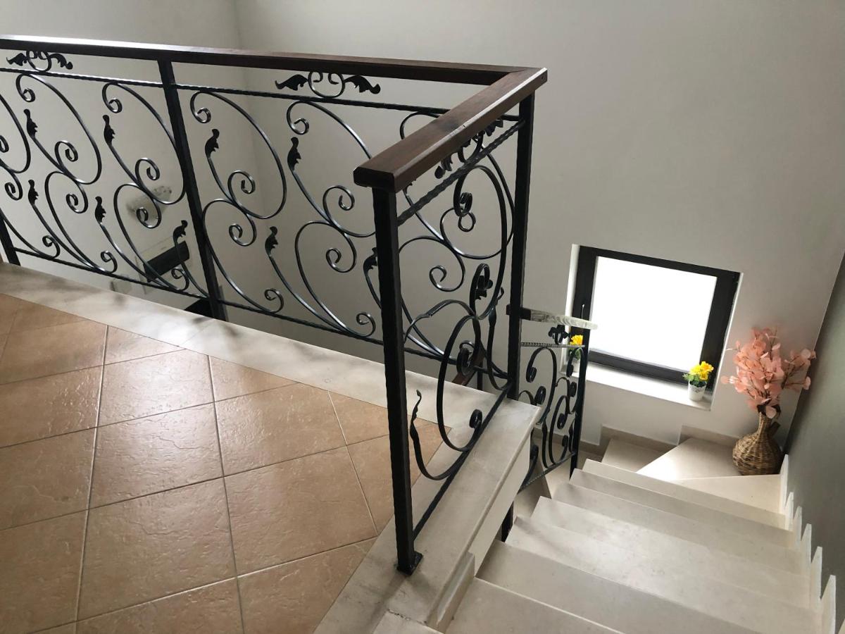 Vila rai pravets - Housity