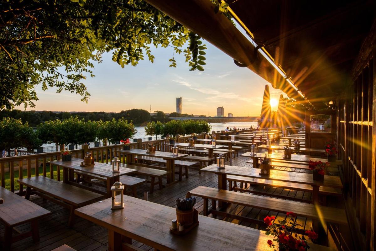 Blick auf einen Fluss in der Nähe des Hotels Blick auf einen Fluss in der Nähe des Hotels