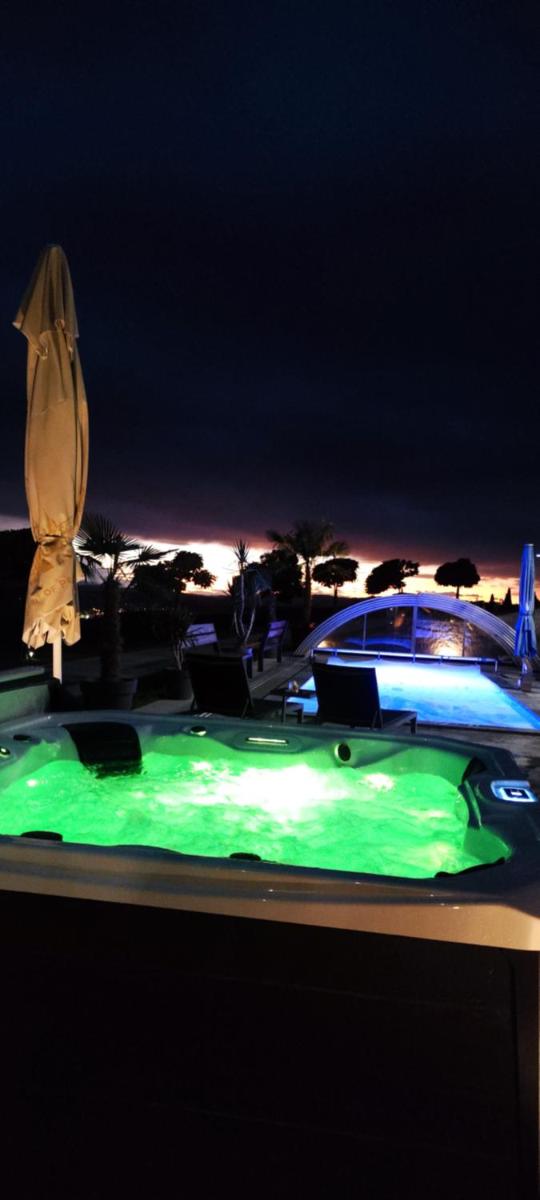 Suitetrails - Three Stars Luxury House ART-PE with pool and SPA pool