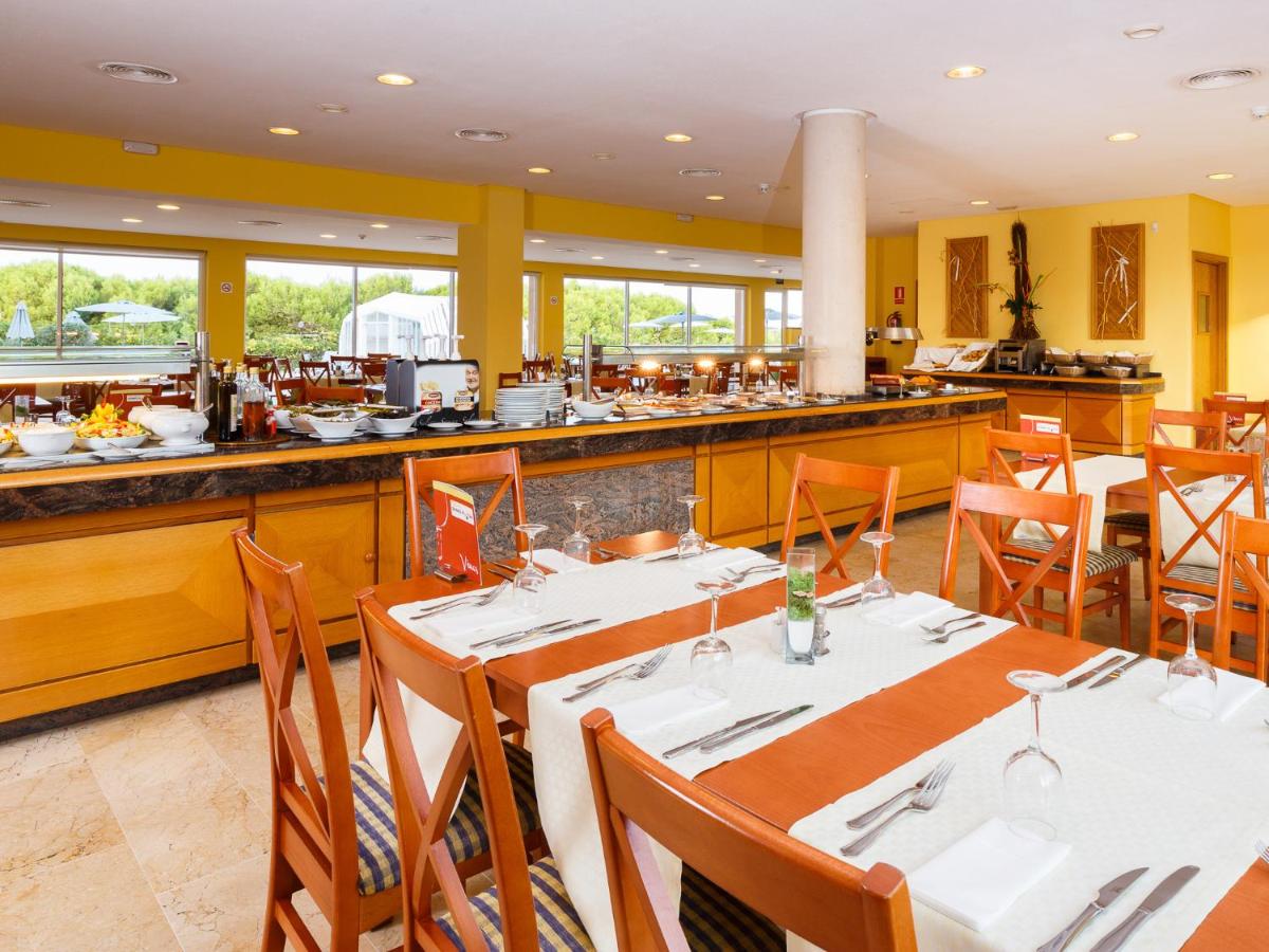 Un restaurante o sitio para comer en Aparthotel Dunes Platja