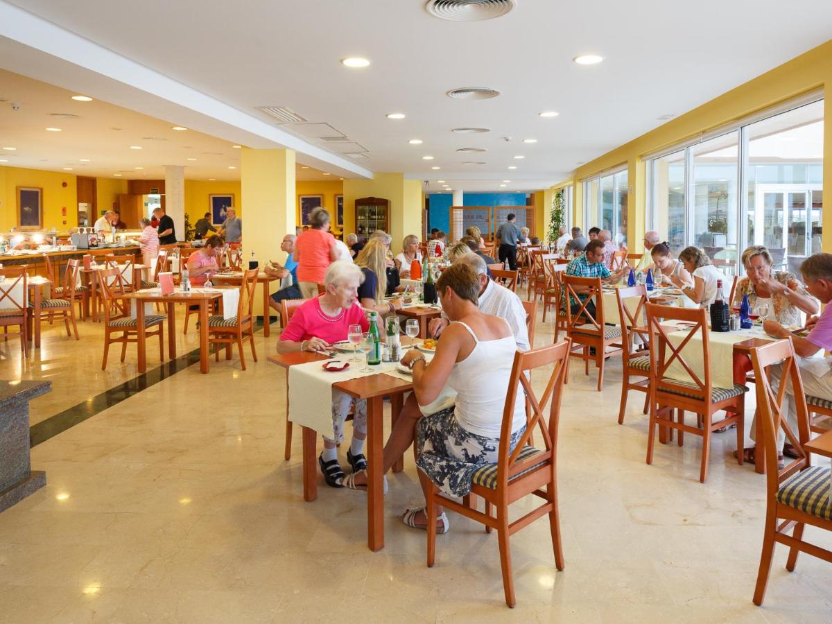 Un restaurante o sitio para comer en Aparthotel Dunes Platja