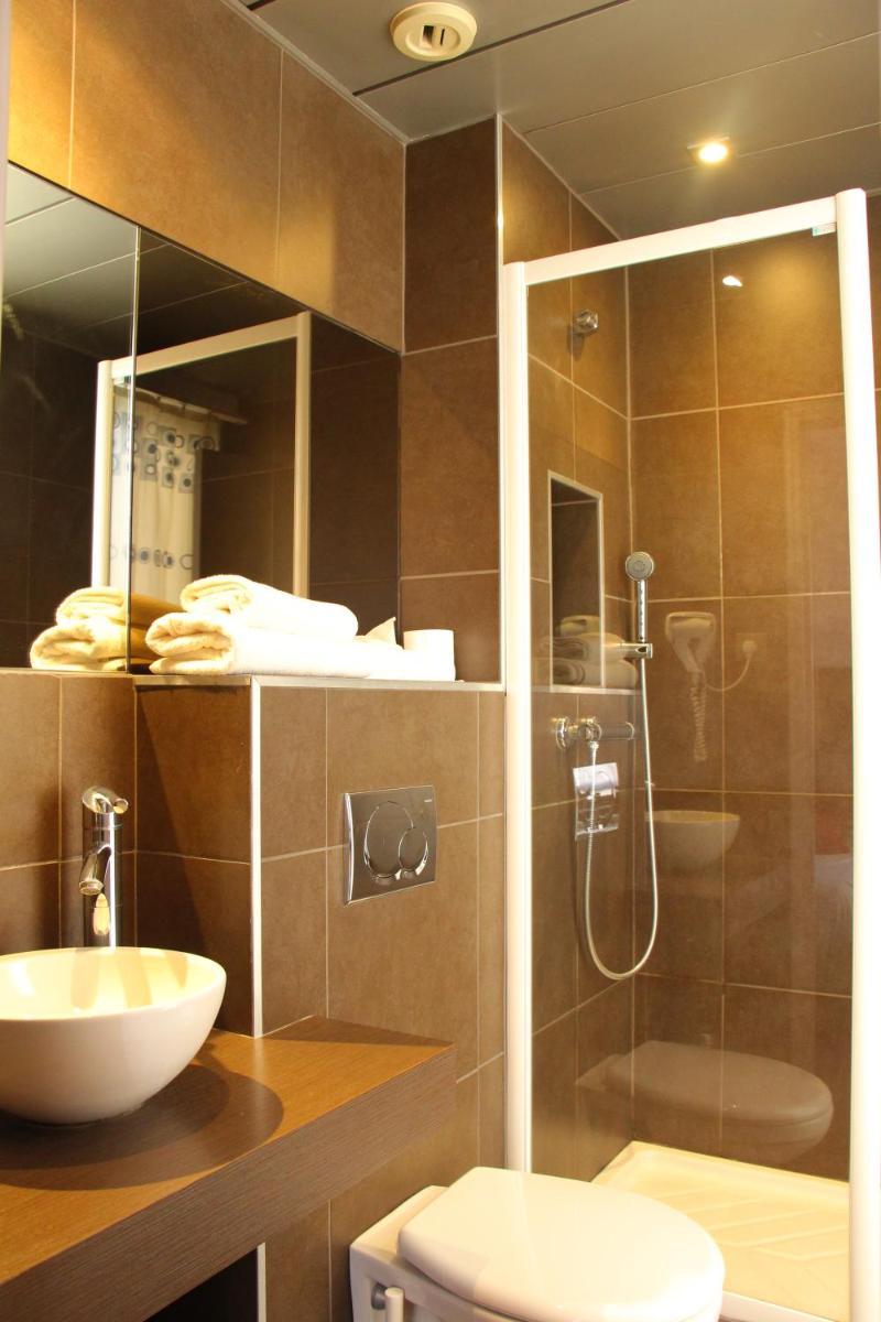 Salle de bains dans l'établissement Kyriad Restaurant Centre SPA Vichy
