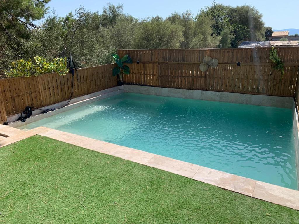 Agradable casa con piscina - Housity
