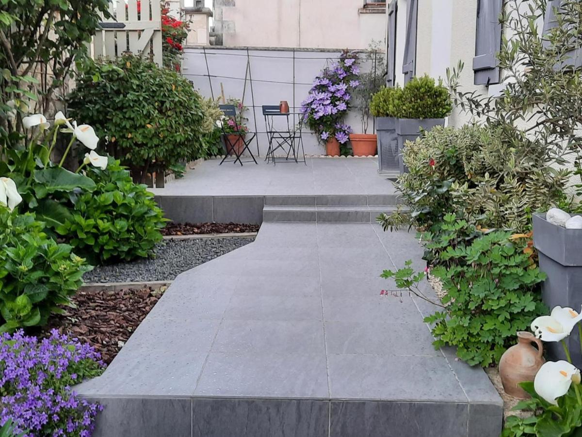 Gîte Moderne 10 Pers. en Touraine avec Jardin, WiFi, Près de la Vienne et Vignobles de Chinon - FR-1-381-395 - Housity
