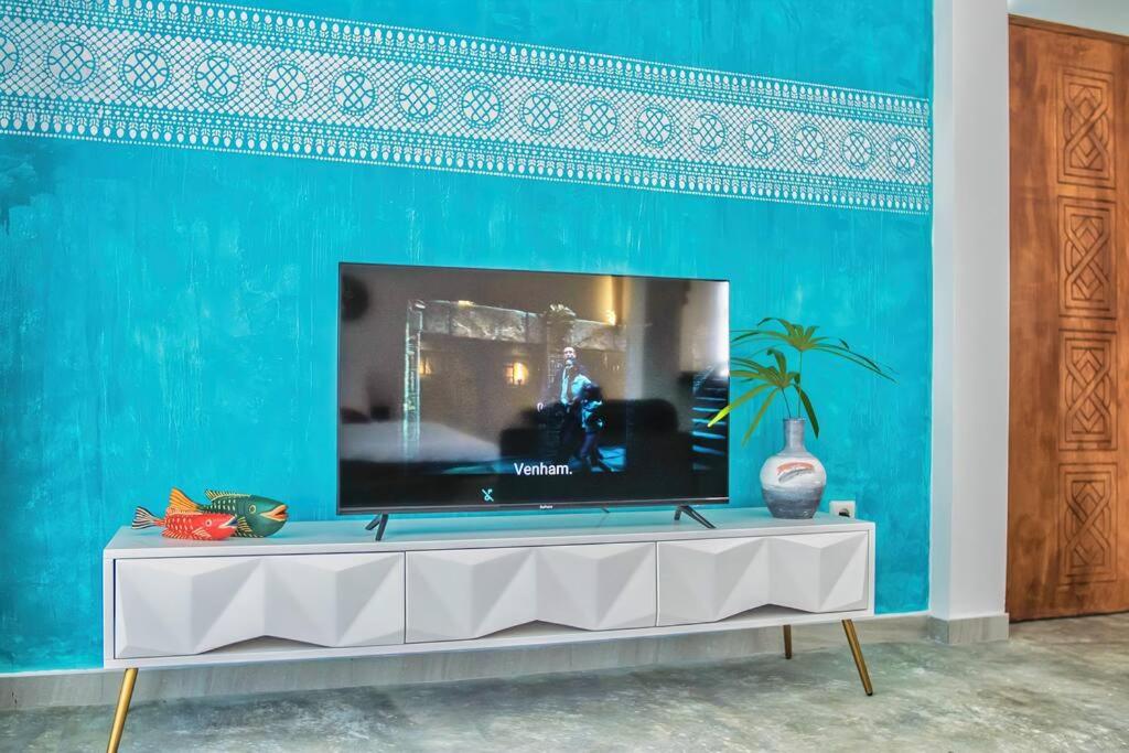 Contemporary Private Studio with Pool and Kitchen - Housity