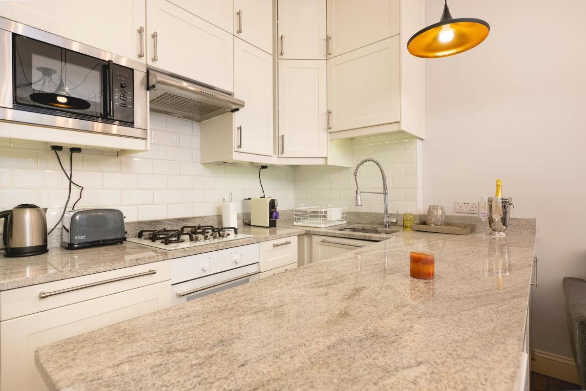 PenthouseStays Notting Hill - Spacious 3 Bedroom King Bed Apartment - near Portobello Road & Kensington High Street - Housity