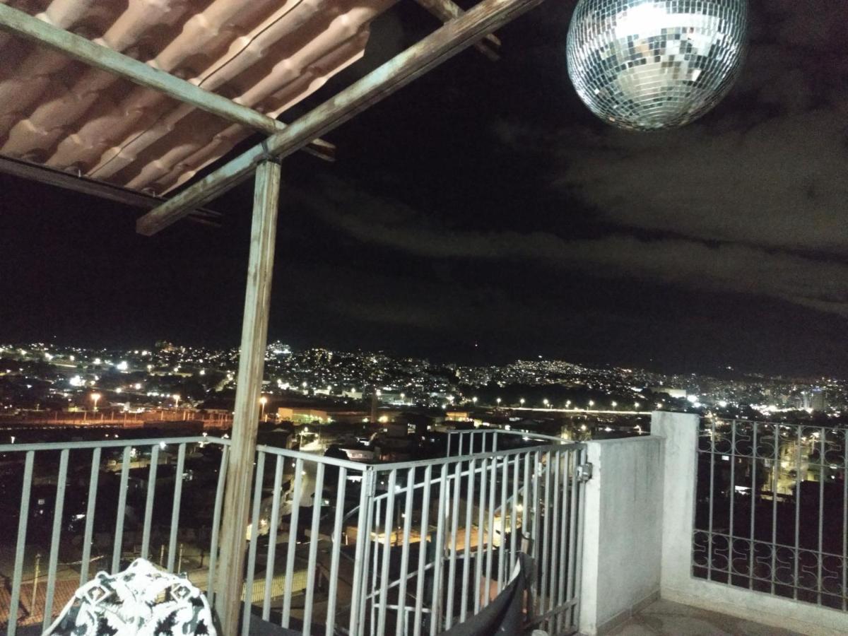 Cobertura inteira quarto chalet com vista de BH - Housity