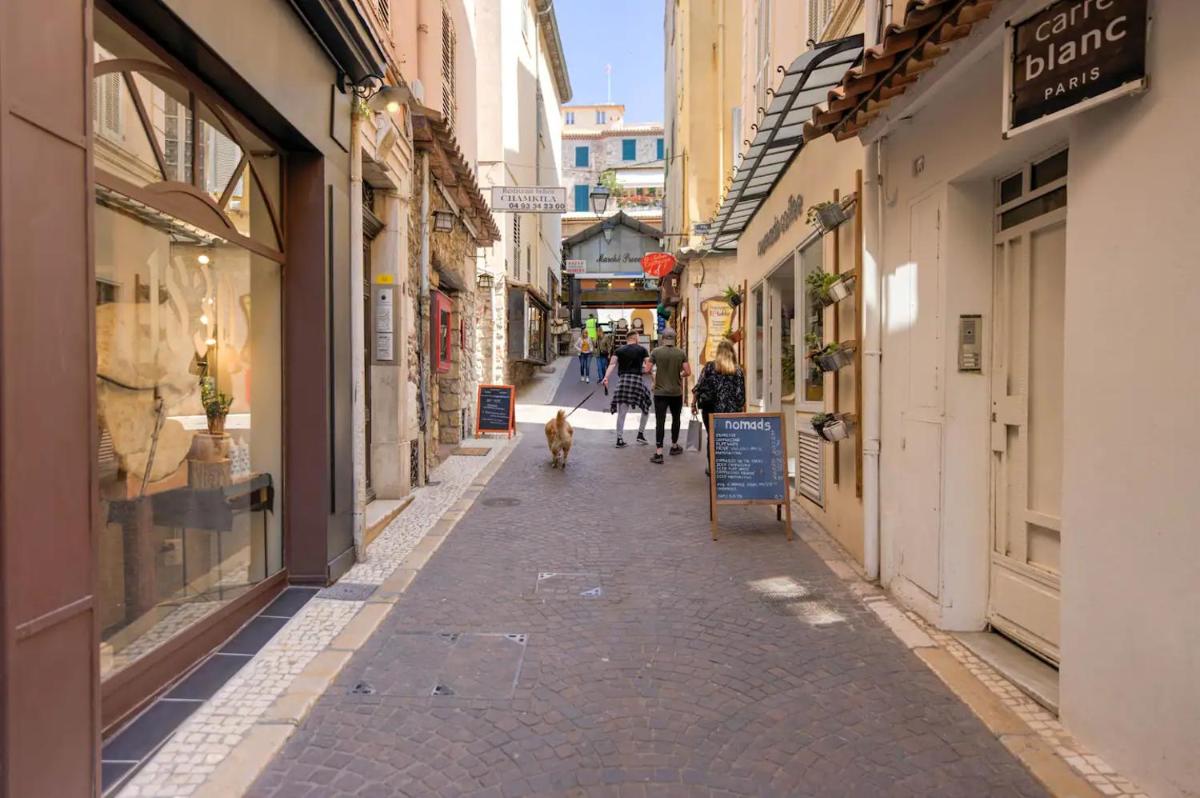 Duplex Studio Apt Mezzanine near Shops & Cafes - Housity
