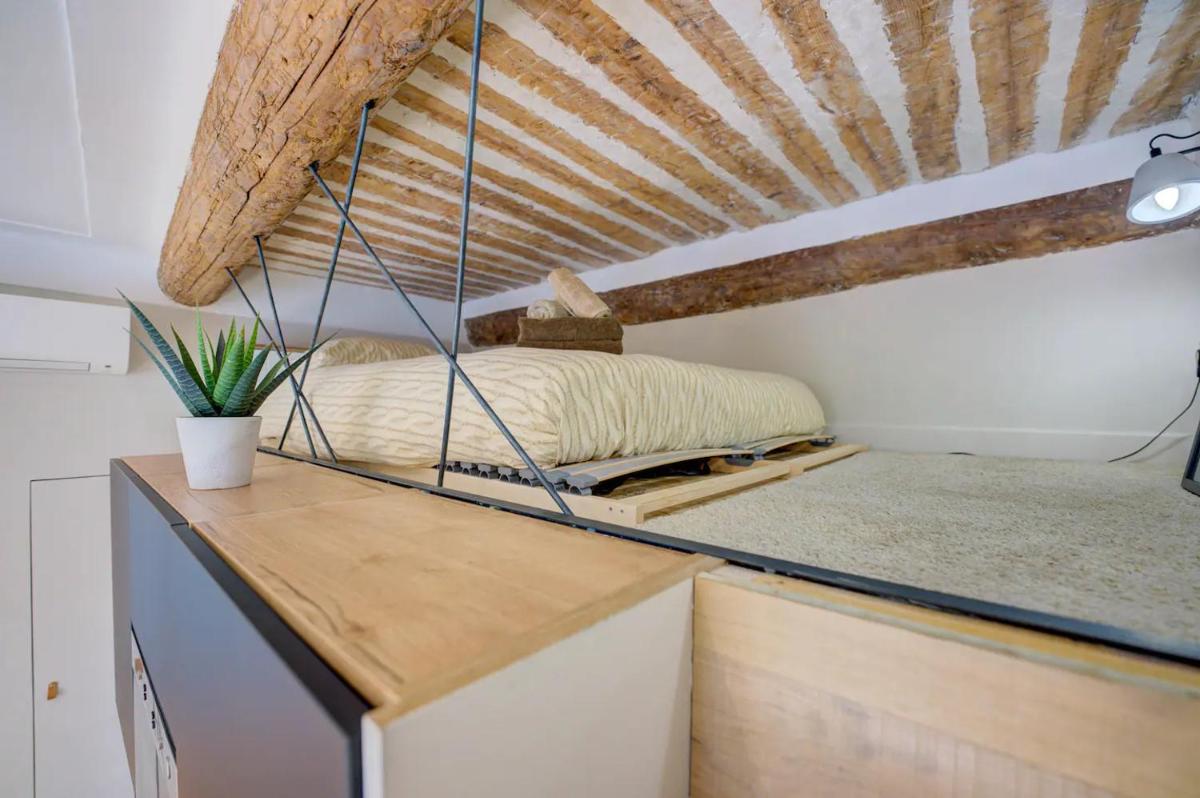 Duplex Studio Apt Mezzanine near Shops & Cafes - Housity