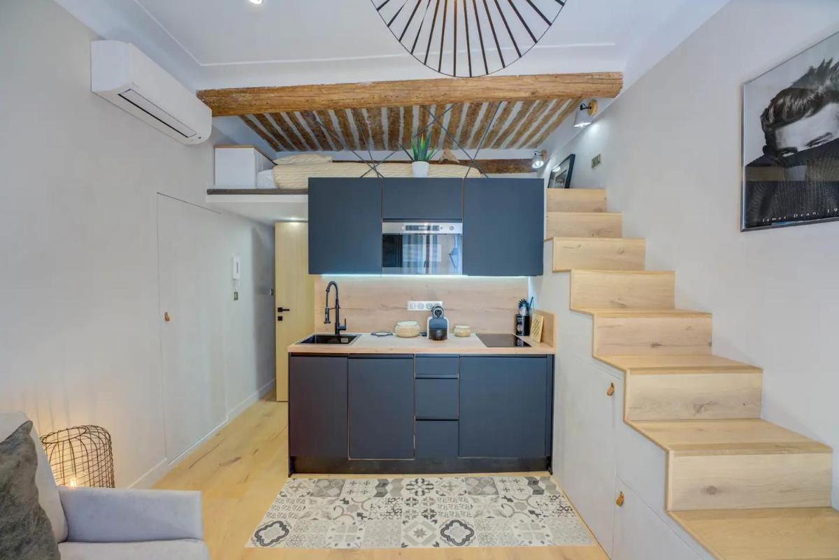Duplex Studio Apt Mezzanine near Shops & Cafes - Housity