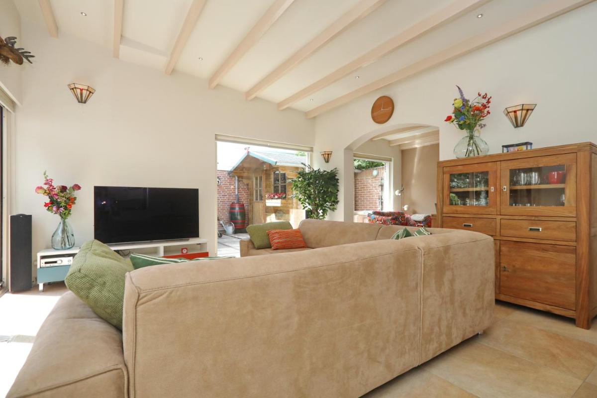 Sunnybeachhouse aan het bos, tussen zee en meer. - Housity