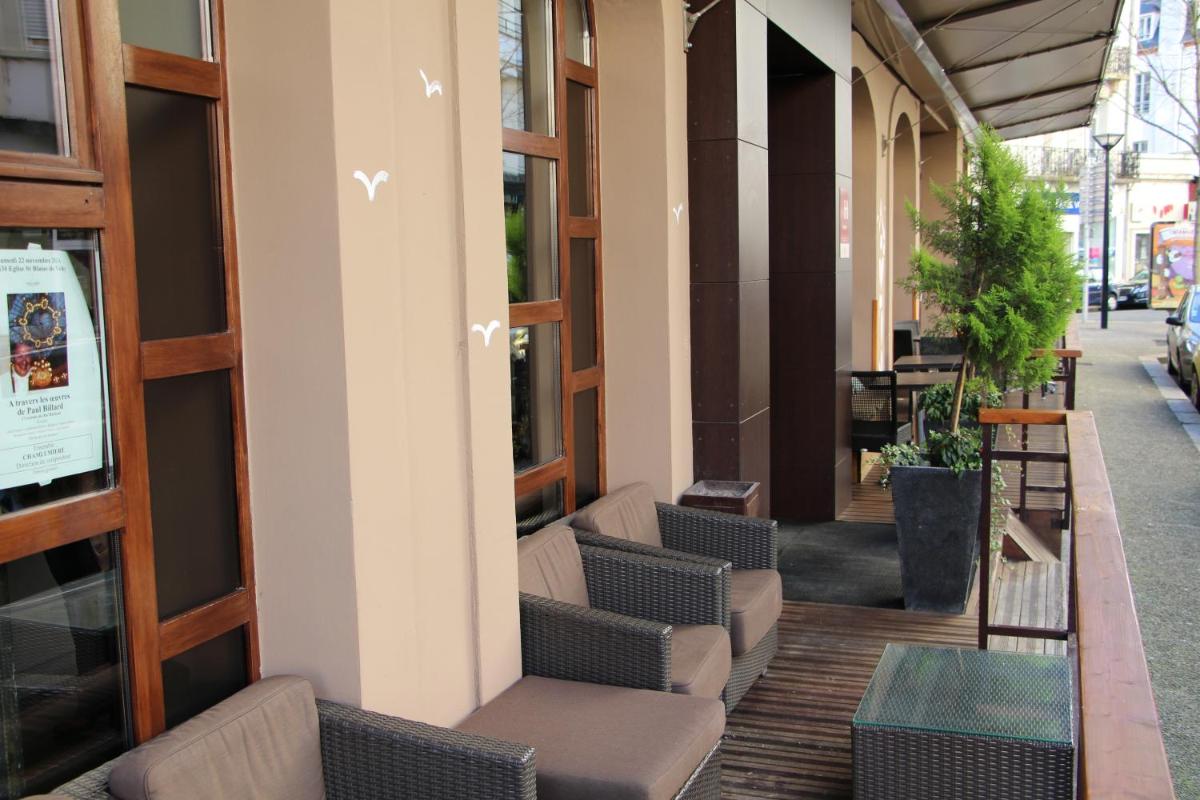 Coin salon dans l'établissement Kyriad Restaurant Centre SPA Vichy