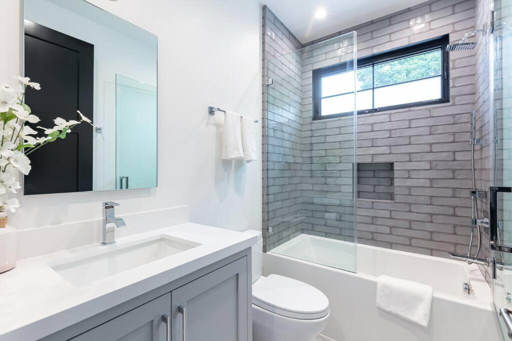 WEST HOLLYWOOD 6 BEDROOM RESORT w/ THEATER & POOL - Housity
