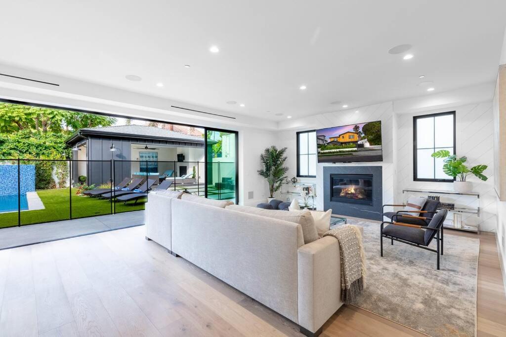 WEST HOLLYWOOD 6 BEDROOM RESORT w/ THEATER & POOL - Housity