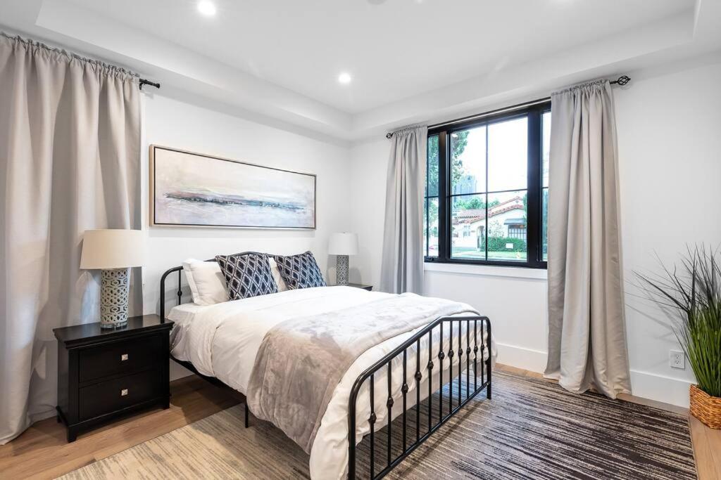 WEST HOLLYWOOD 6 BEDROOM RESORT w/ THEATER & POOL - Housity