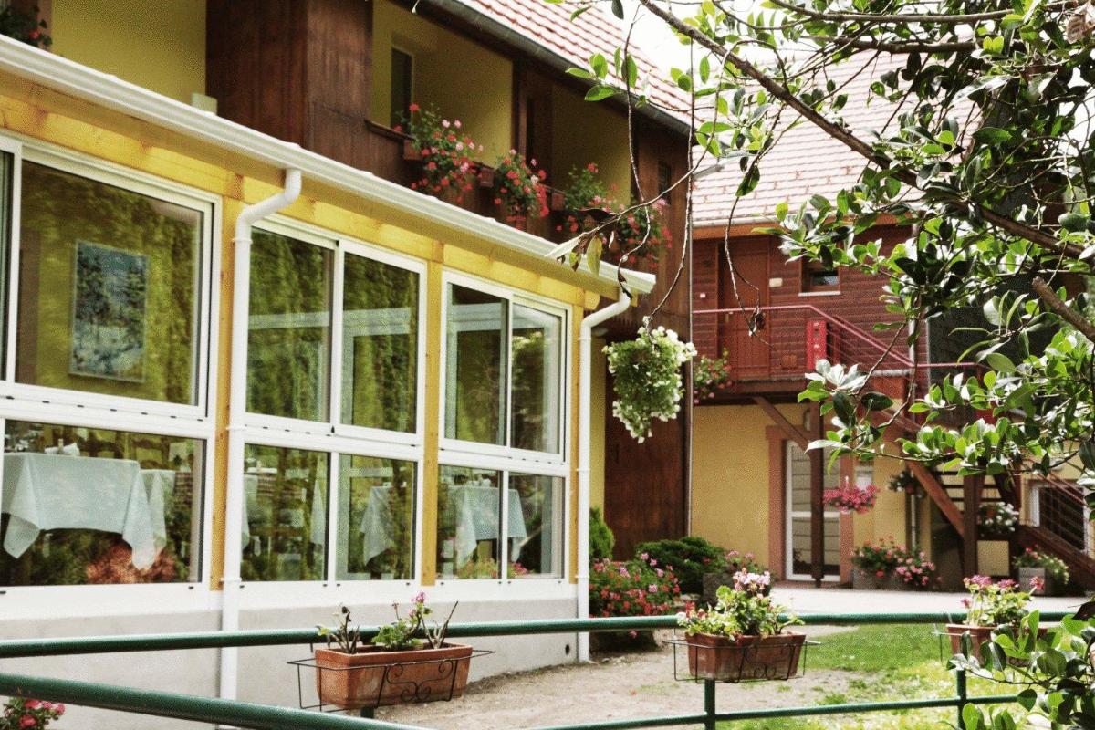 Jardin de l'établissement Logis Hôtel Restaurant De La Poste et SPA de Montagne