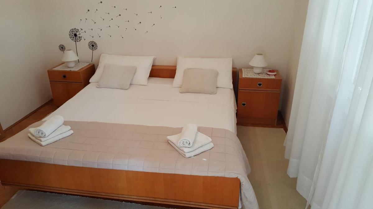 Apartments by the sea Posedarje, Novigrad - 12402 - Housity