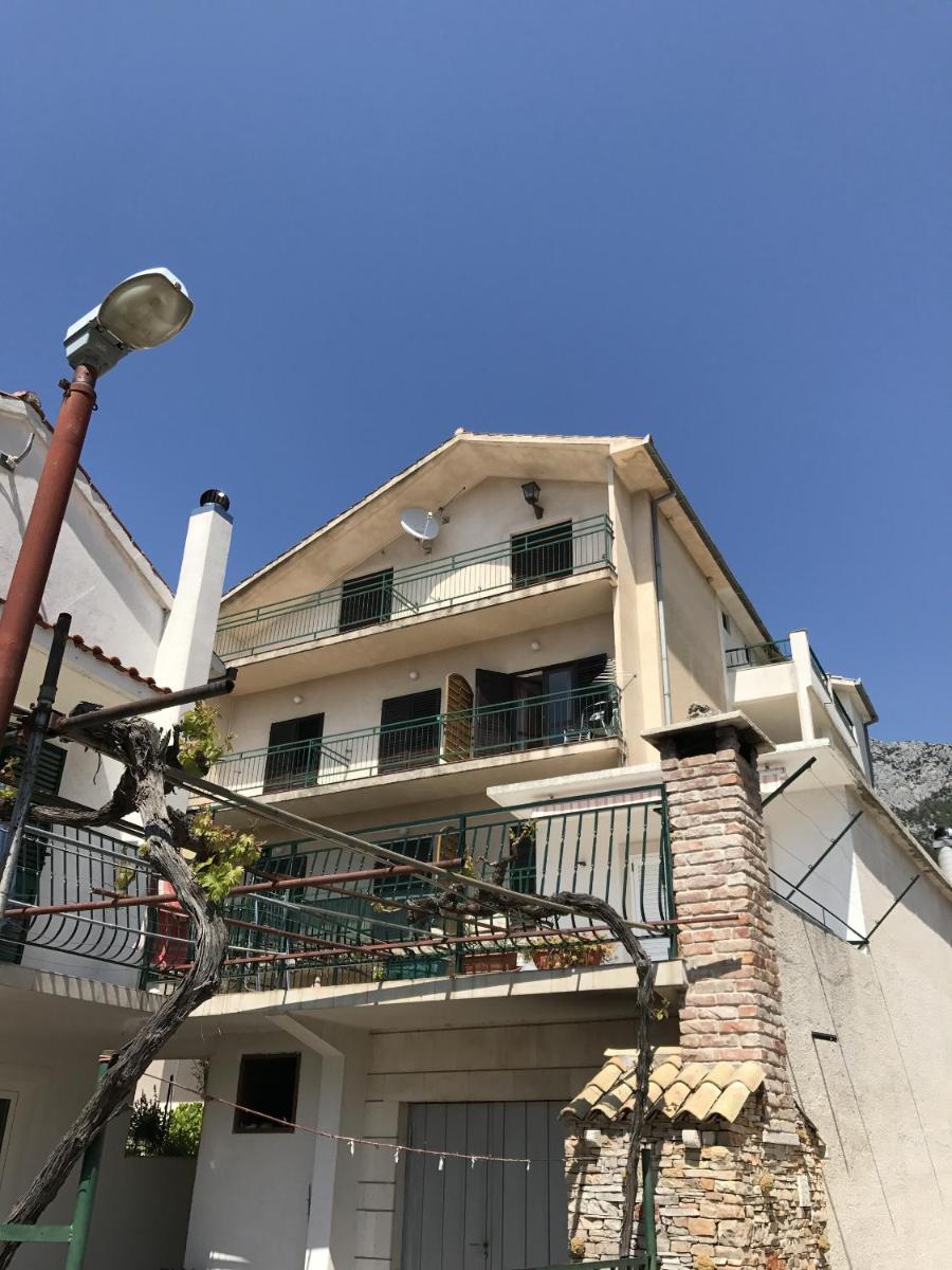 Apartments and rooms by the sea Gradac, Makarska - 13179 - Housity