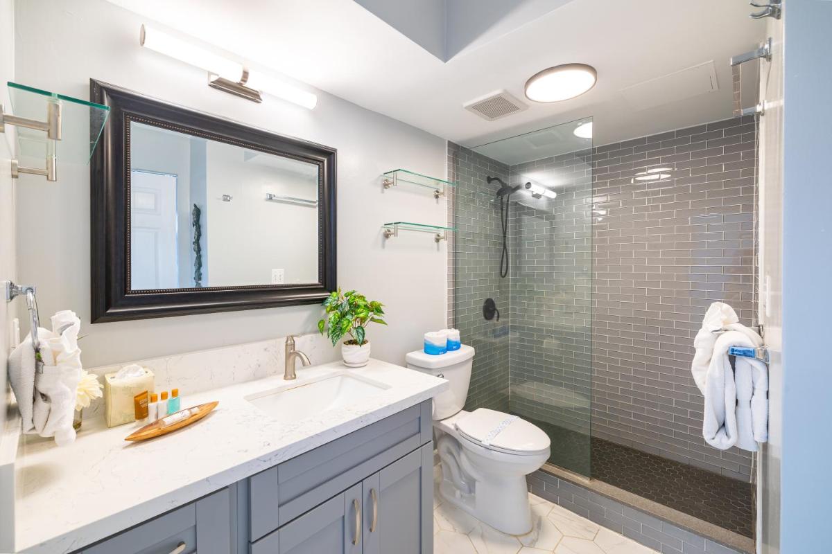 Tropical Retreat Near Waikiki Beach with Parking - Housity