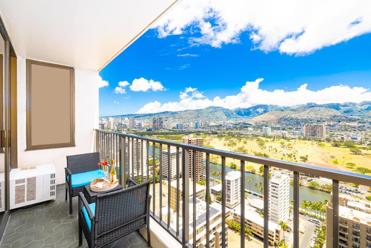Tropical Retreat Near Waikiki Beach with Parking - Housity