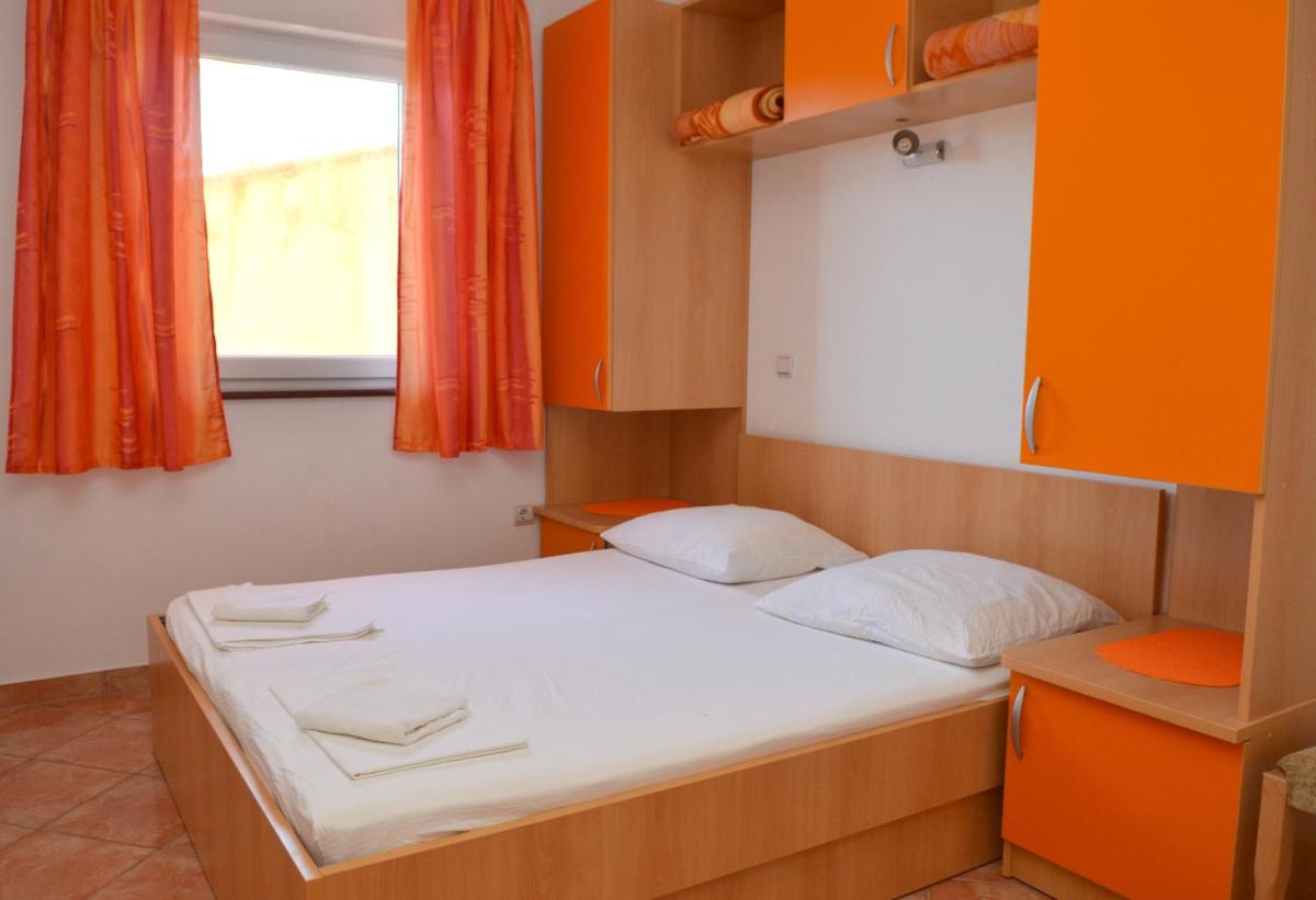 Apartments by the sea Gradac, Makarska - 13681 - Housity