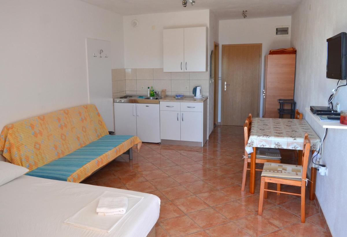 Apartments by the sea Gradac, Makarska - 13681 - Housity