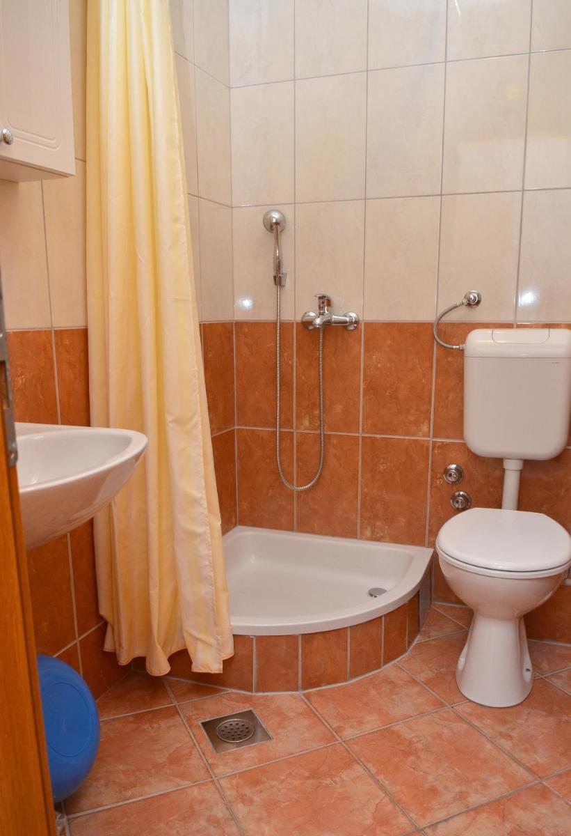 Apartments by the sea Gradac, Makarska - 13681 - Housity