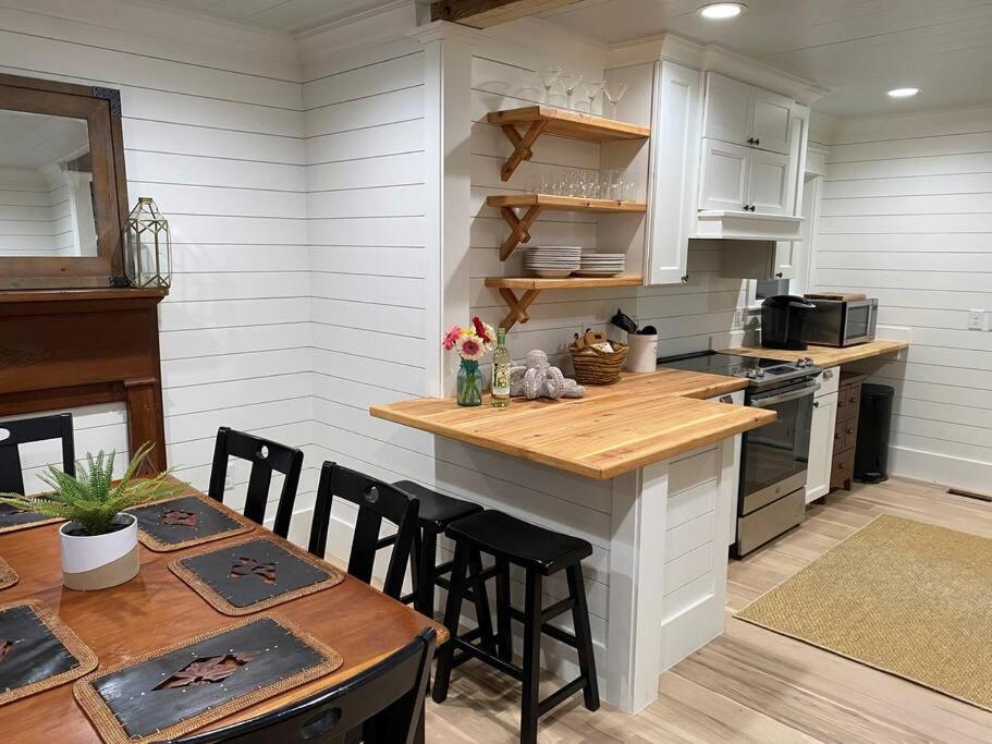 Walk to Bay Street and Historic Downtown Beaufort! Close to Parris Island MCRD!! - Housity