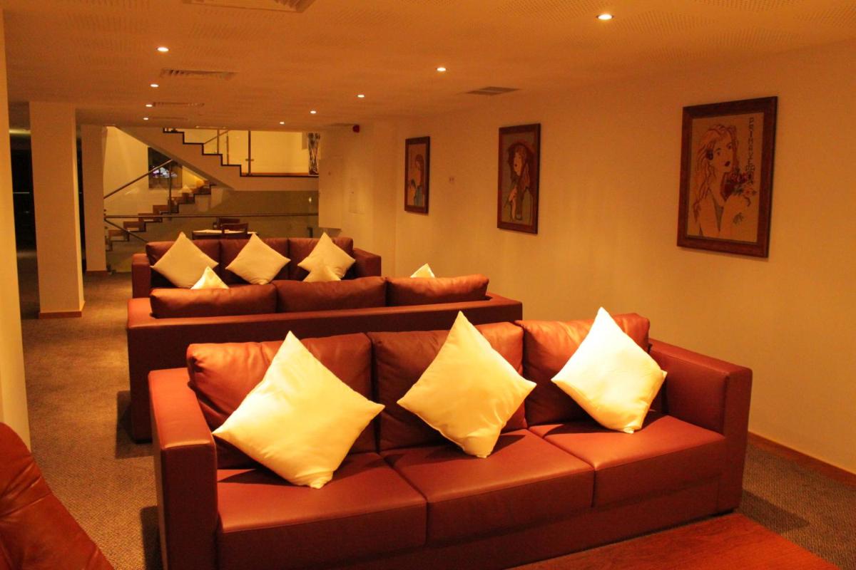 Uma área de estar em Hotel O Gato & Spa