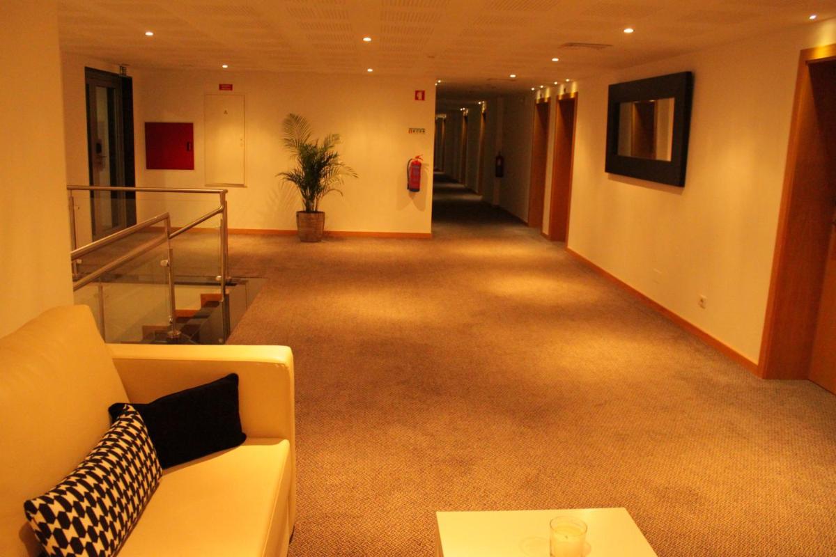 Uma área de estar em Hotel O Gato & Spa