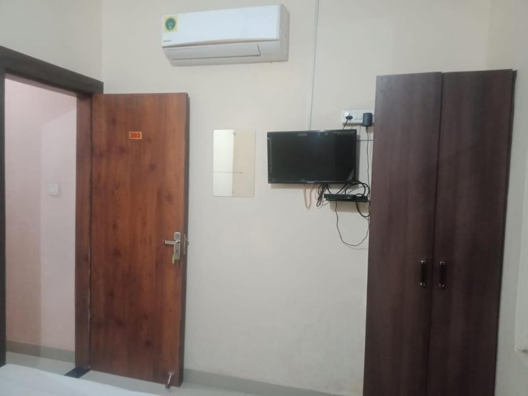 Hotel Shyla International By WB Inn - Housity