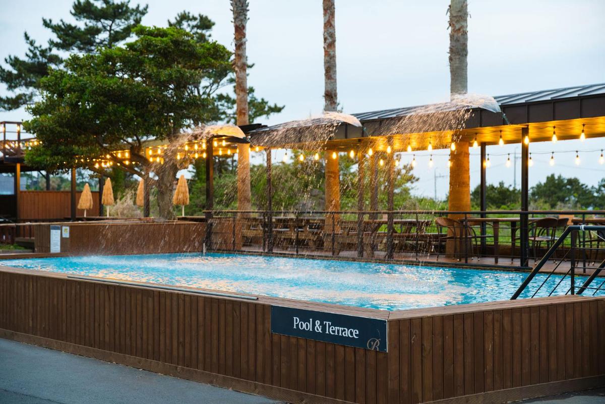 Aewol Beach Hotel - Housity