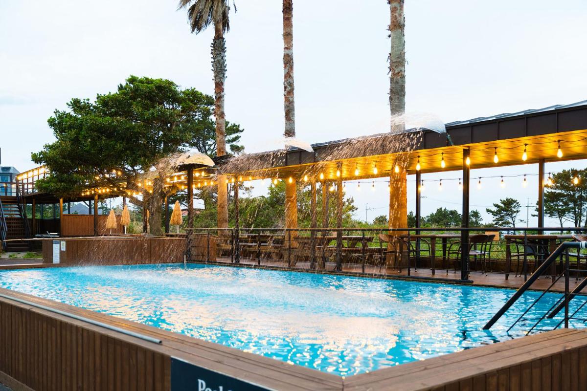 Aewol Beach Hotel - Housity