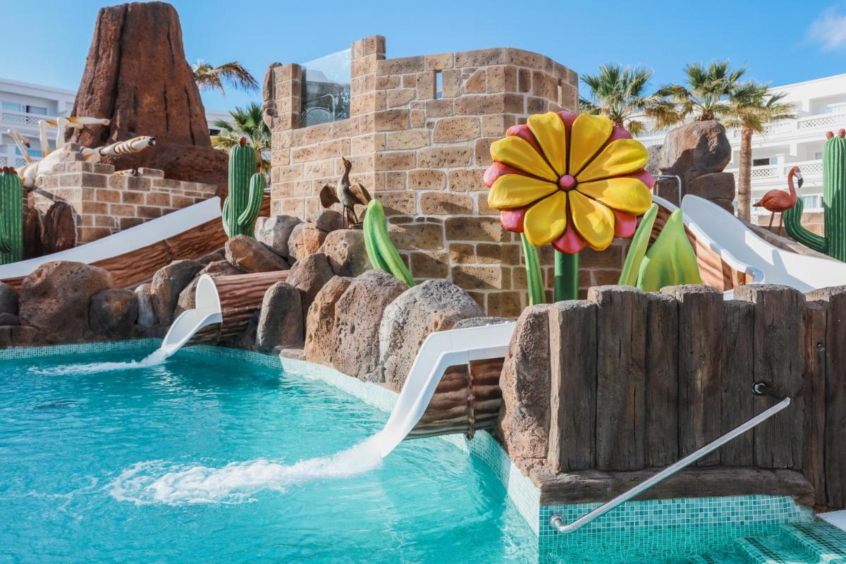 un tobogán de agua en el Walt Disney World Resort en Iberostar Selection Lanzarote Park, en Playa Blanca