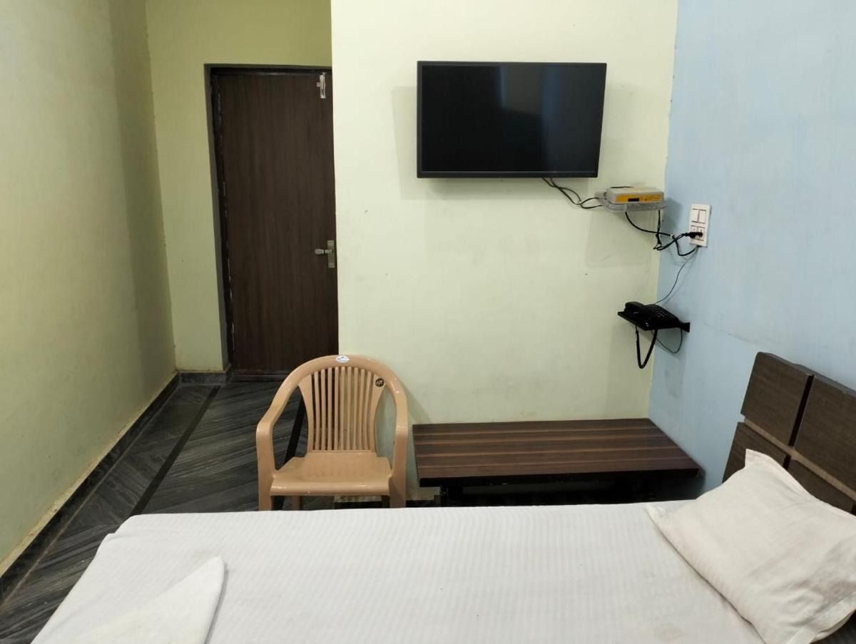 Suresh Guest House & Hotel By WB Inn - Housity